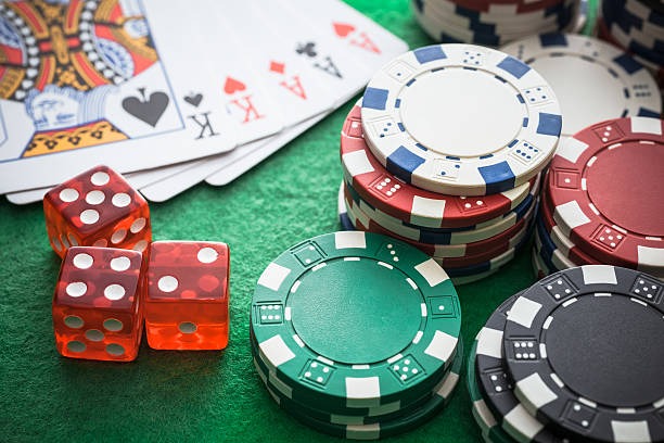 French Roulette wheel and betting layout on dsobet live table